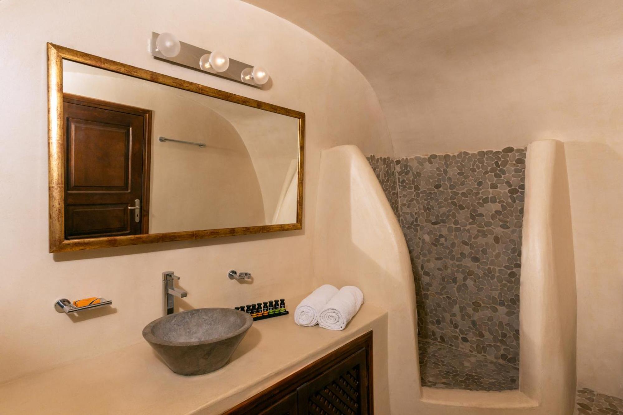 Enalion Suites Oia  Bagian luar foto