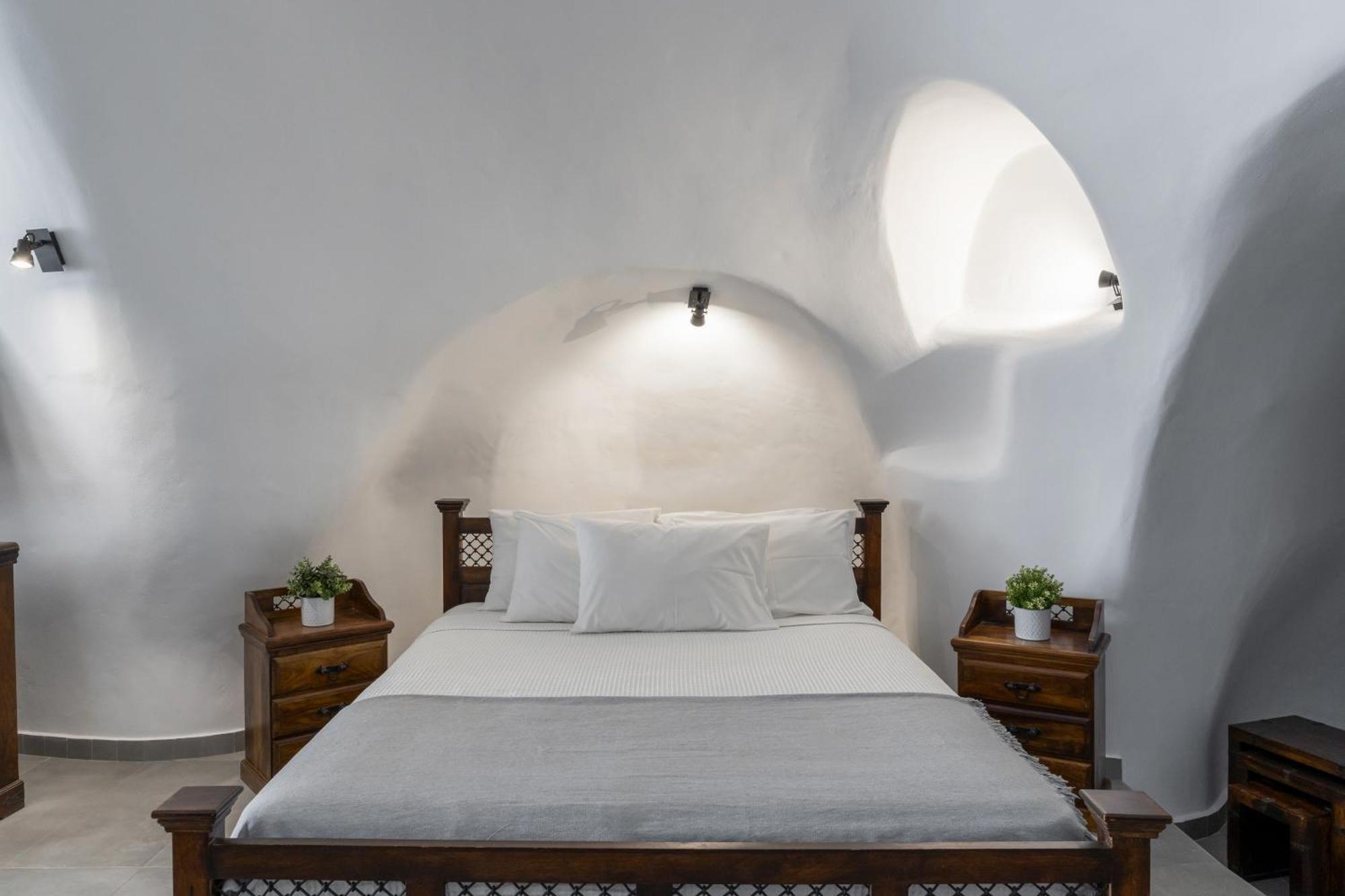Enalion Suites Oia  Bagian luar foto